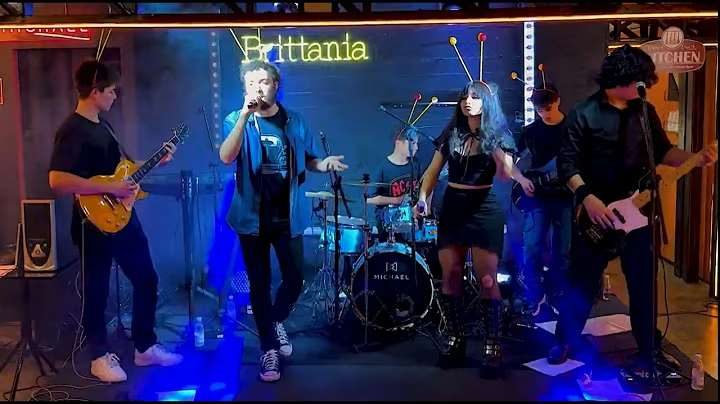 A phuzkàzül tocando ao vivo no Brittania, com as duas vozes à frente do palco